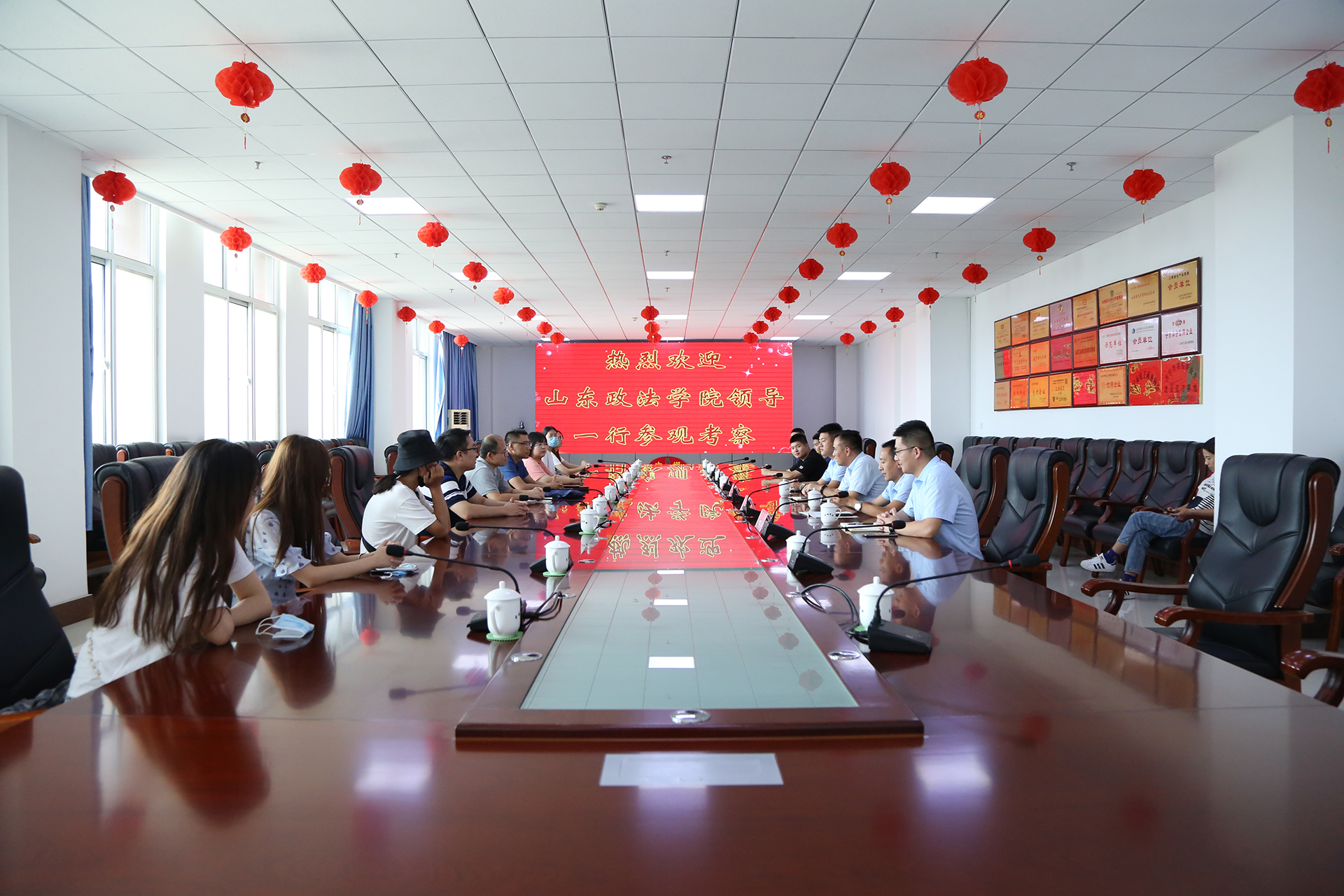 热烈欢迎山东政法学院师生一行莅临集团参观