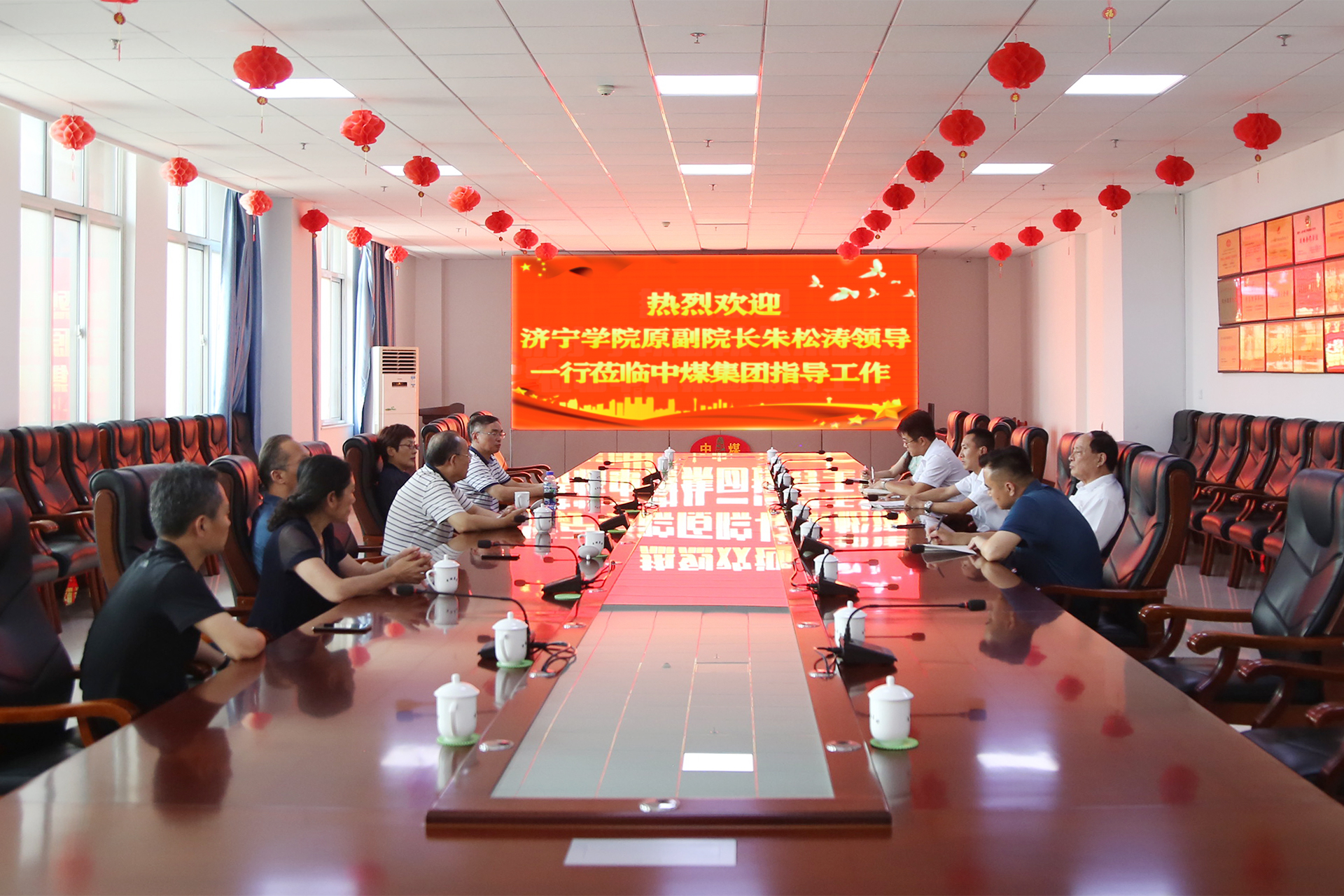 热烈欢迎济宁学院原副院长朱松涛领导一行再次莅临集团指导工作